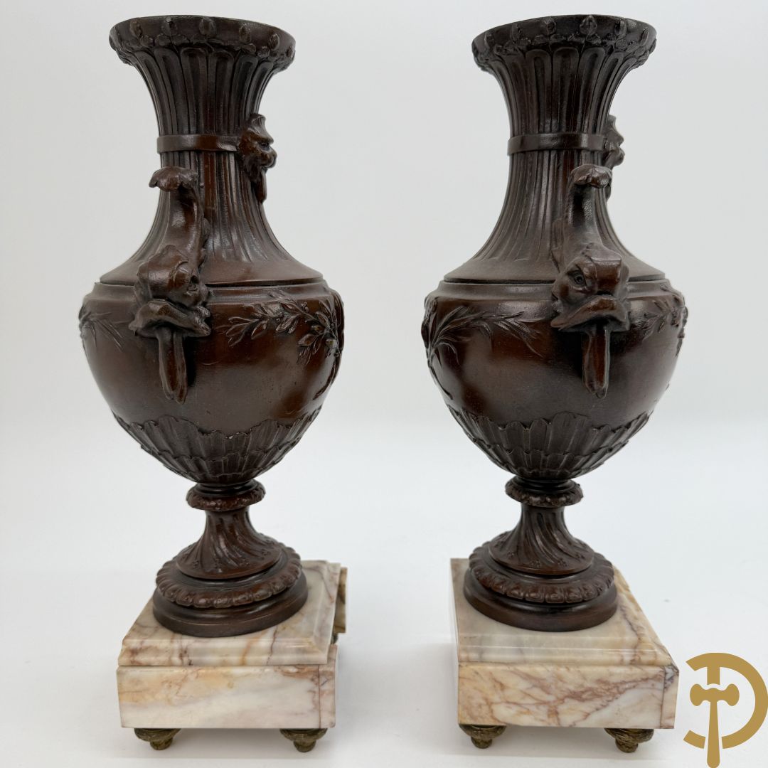 Driedelige zamak garnituur bestaande uit pendule 