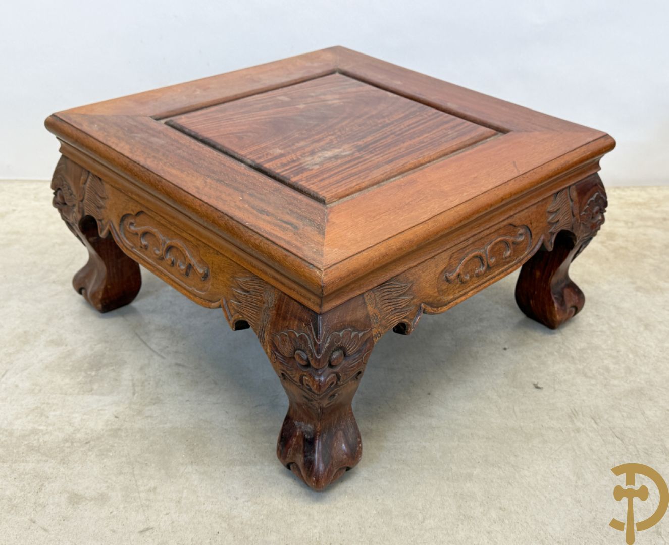 Twee Aziatische gesculpteerde vierkante sokkels