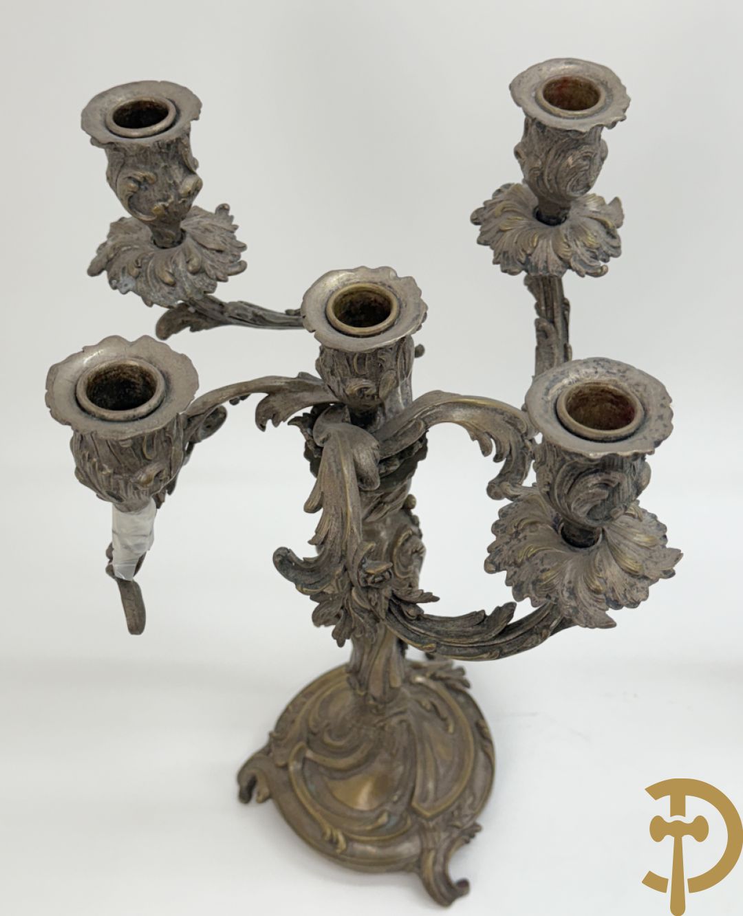 Paar bronzen getorste vijfarmige Louis XV kandelaars