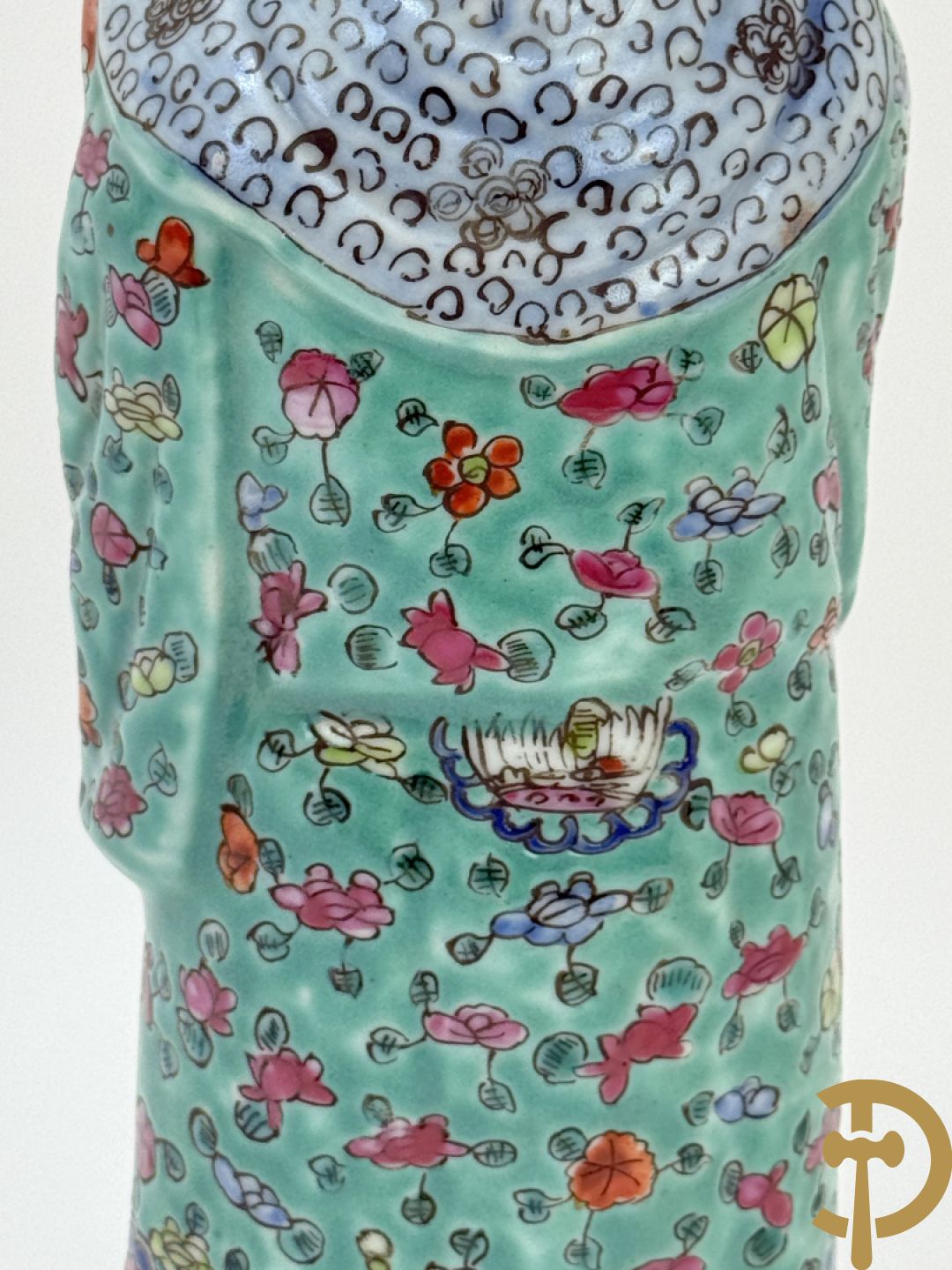 Chinese porseleinen wijsgeer met kind op de arm