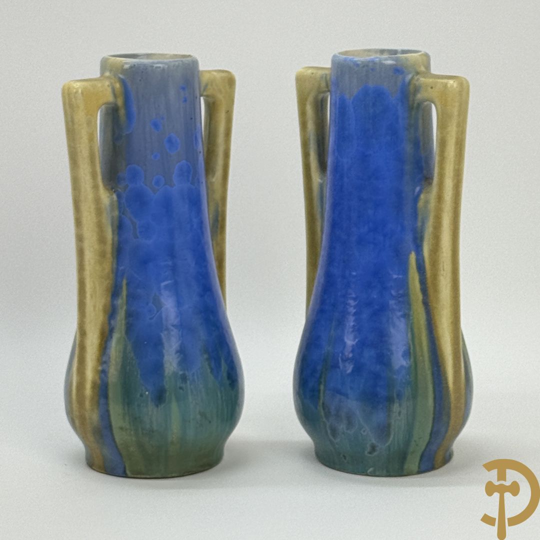 Paar Art deco vazen in meerkleurige keramiek, Pierrefonds (Oise streek), onderaan getekend V H