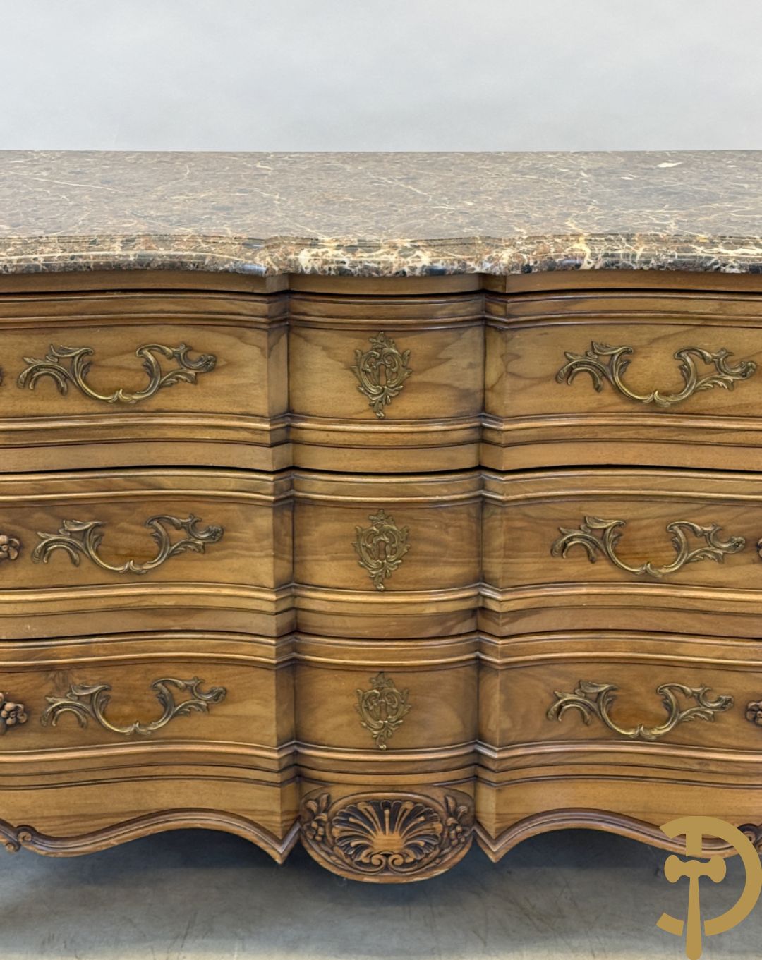 Notelaren drieladencommode met accanthusranken en rocailles, met marmeren blad, op voluutvormige poten