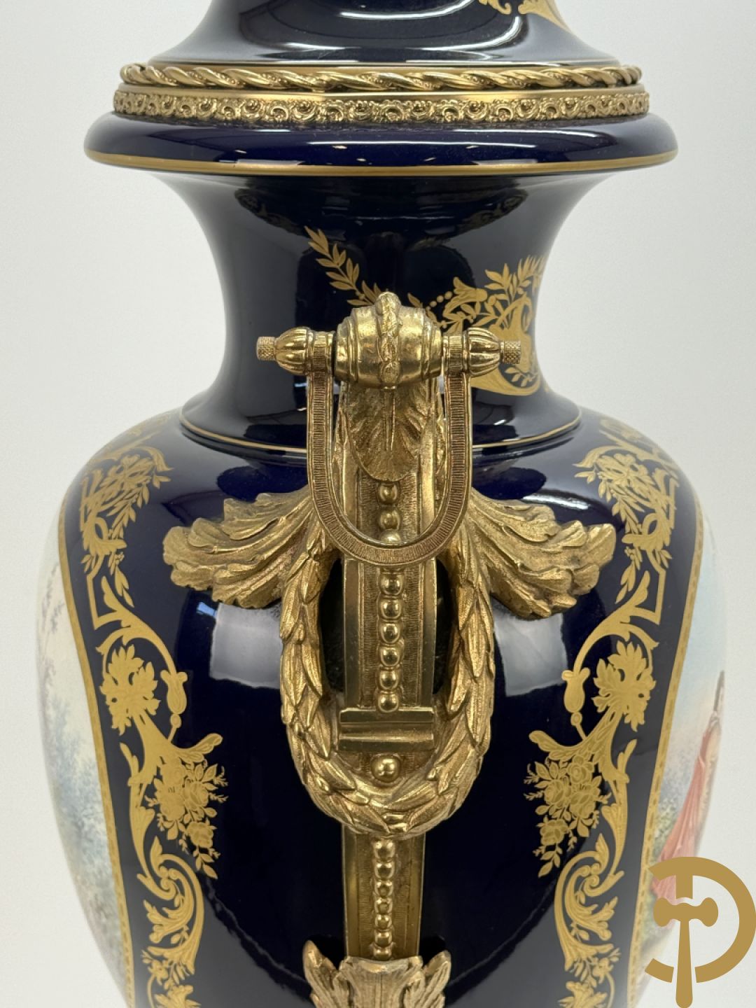 Onleesbaar getekend rechts onder, Sèvres stijl vaas met dubbel decor van romantische genrescène en landschapsscène, met bronzen ornamenten bezet