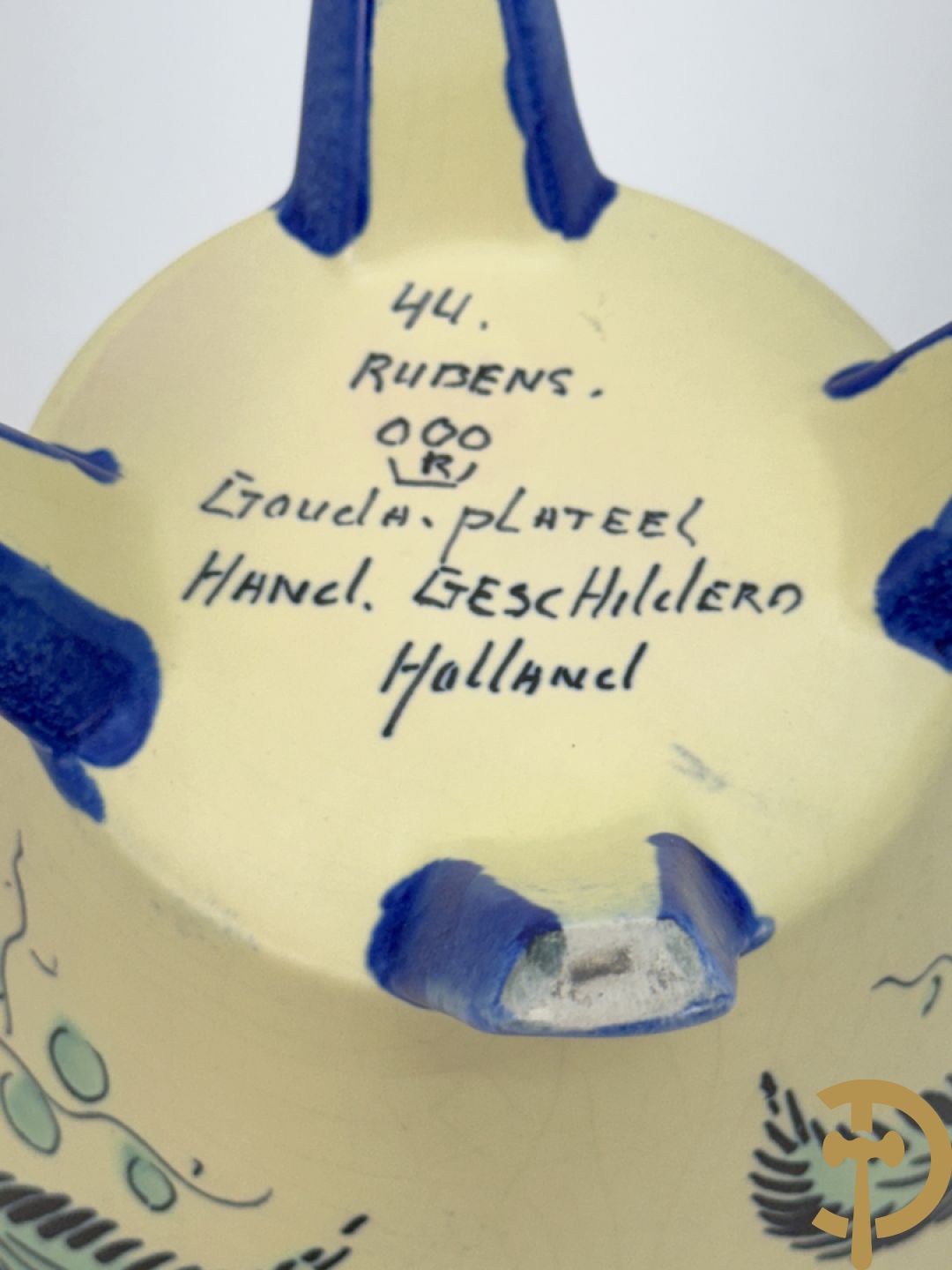 Drie borden in meerkleurige Gouda faience + kandelaar in Gouda faience + 2 vazen in Gouda + bonbonnière Gouda + vaasje Bergen