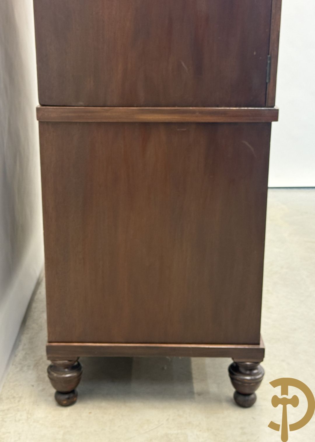 Engelse mahoniehouten linnenpress met 2 deuren bovenaan,  5 uitschuifbare lades in interieur - onderaan met 4 lades