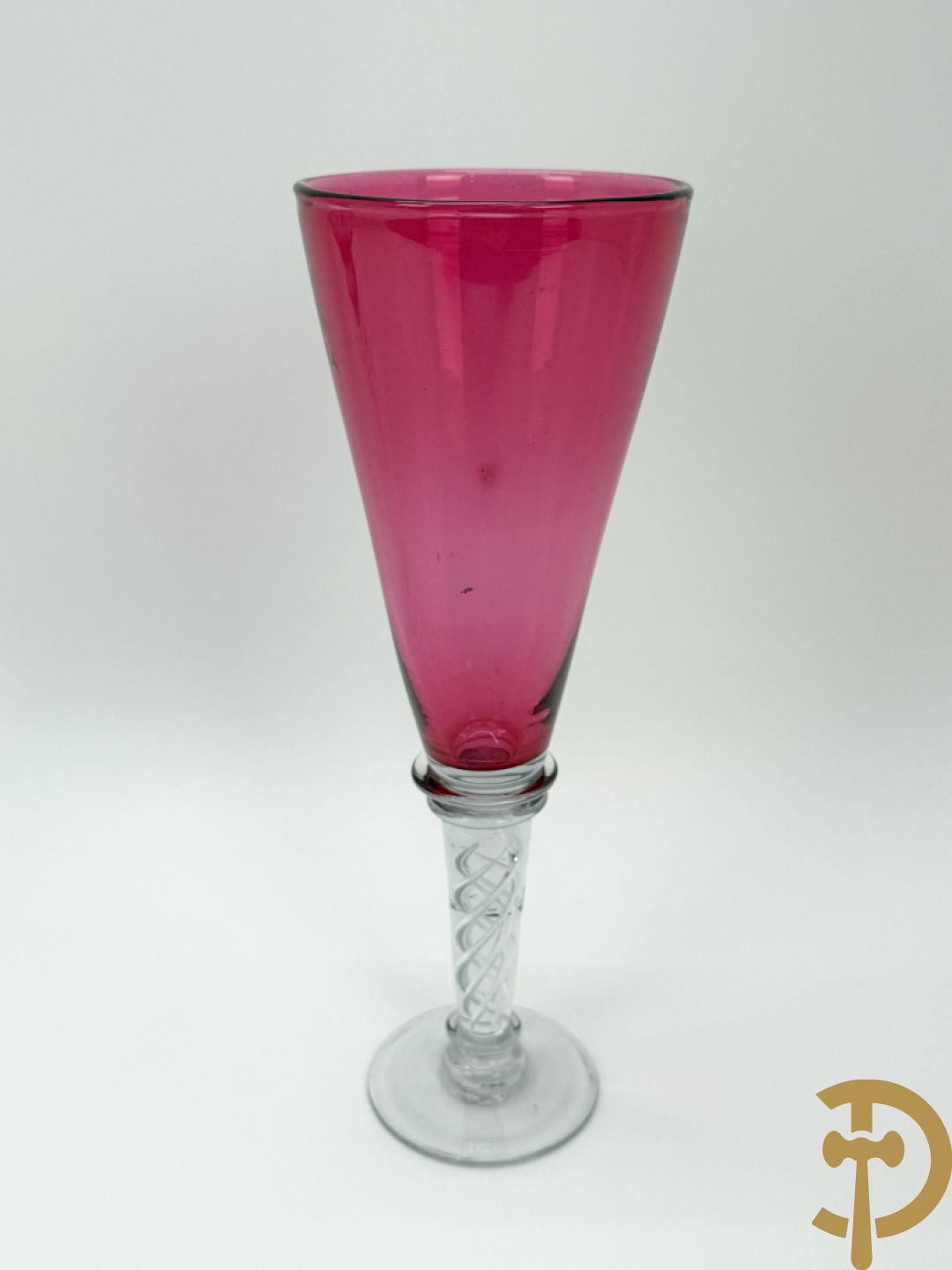 Roze mondgeblazen fluitvormige vaas + 2 Italiaanse getorste vazen