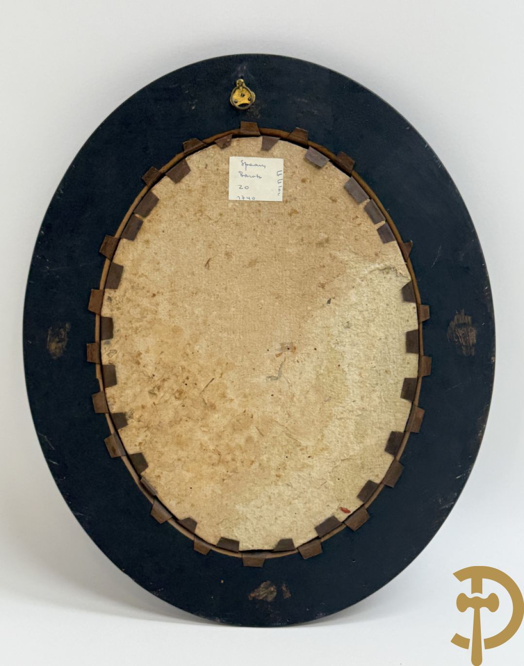 Voorstelling van Madonna met kind, deels verguld, deels geaquarelleerd - in ovale lijst + Voorstelling van Madonna met kind in textielwerk in ovale lijst + Madonna met kind in glazen kastje+ 2 kleine ovale medaillons in pijpaarde