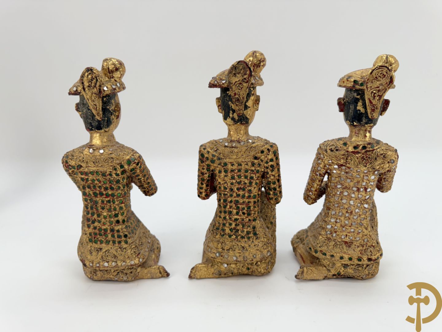 Negen houtgesculpteerde boedhistische figuren waarvan enkele verguld