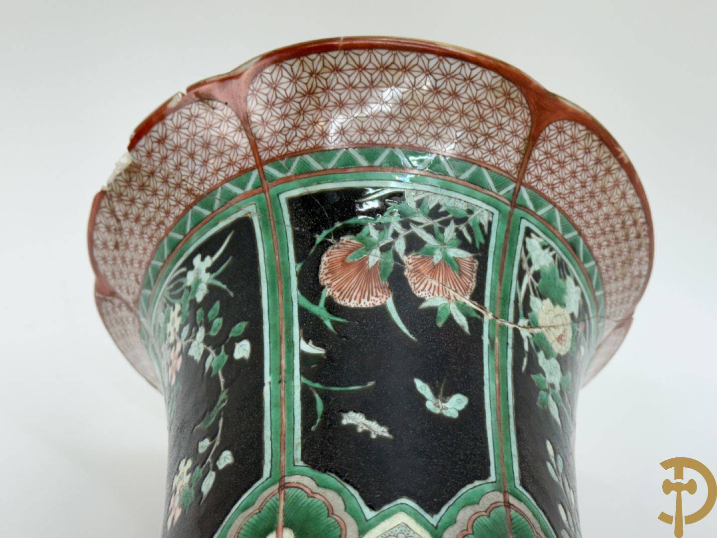 Antieke Chinese Gu vaas met geschenkendecor op zwarte fond