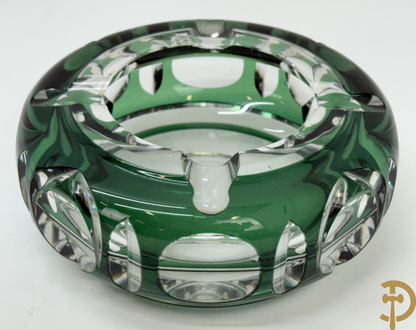 Vier kristallen karaffen w.o. 1 Saint Louis + schenkkan in Boheems kristal + vaas + getorste gekleurde Val-Saint-Lambert vaas + groen gekleurde asbak Val-Saint-Lambert