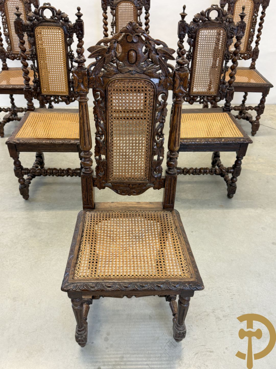 Eiken ovale jachttafel met 4 verschillende dieren + zes stoelen met canage op getorste poten (verschillende modellen)