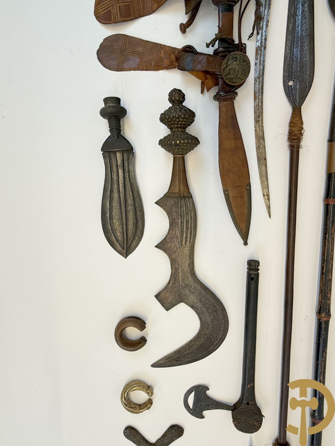 Zes Afrikaanse machetes, 4 speren, bronzen ruilmiddel en 2 bronzen armbanden