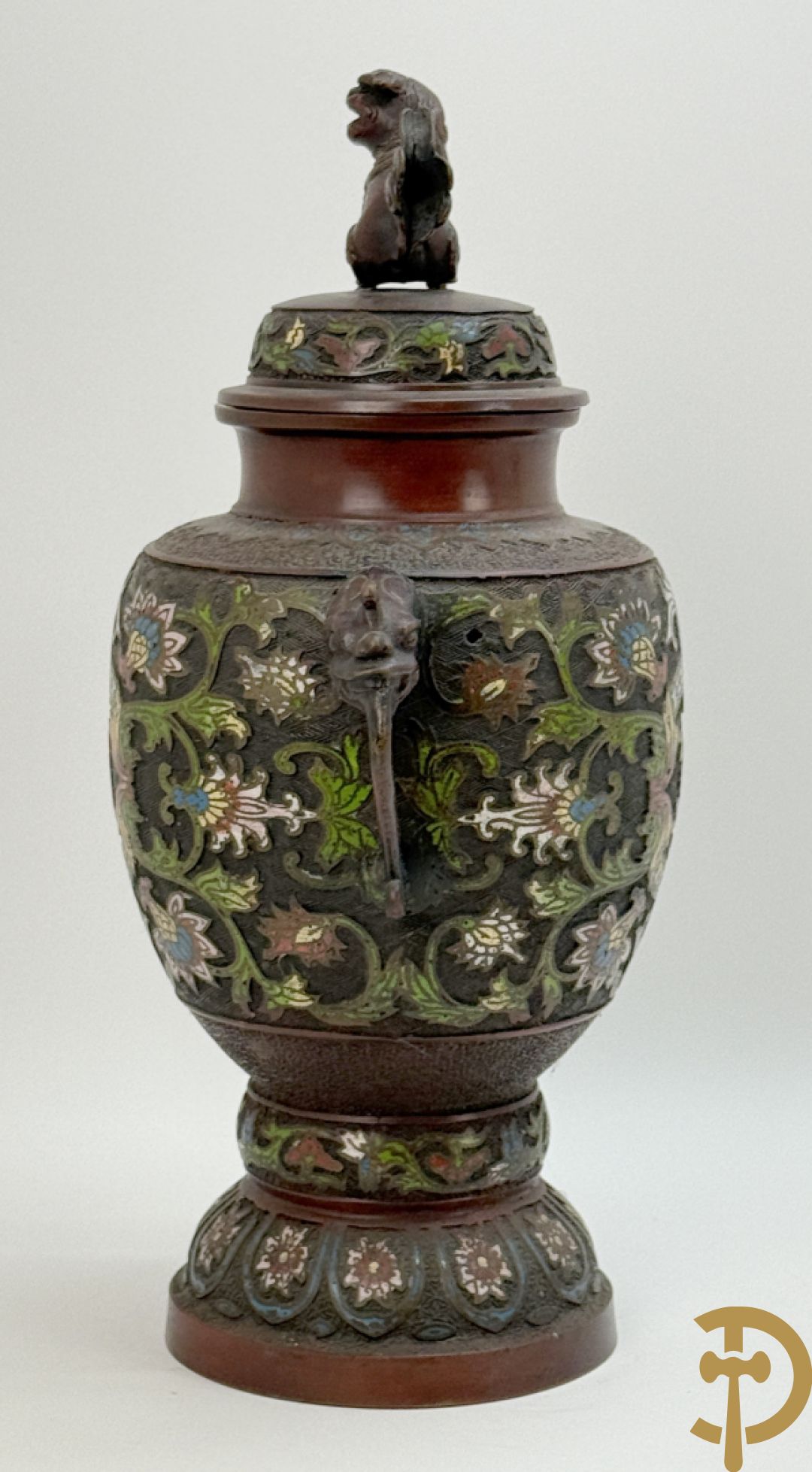 Japanse cloisoné vaas met fo-hond en bloemenmotieven