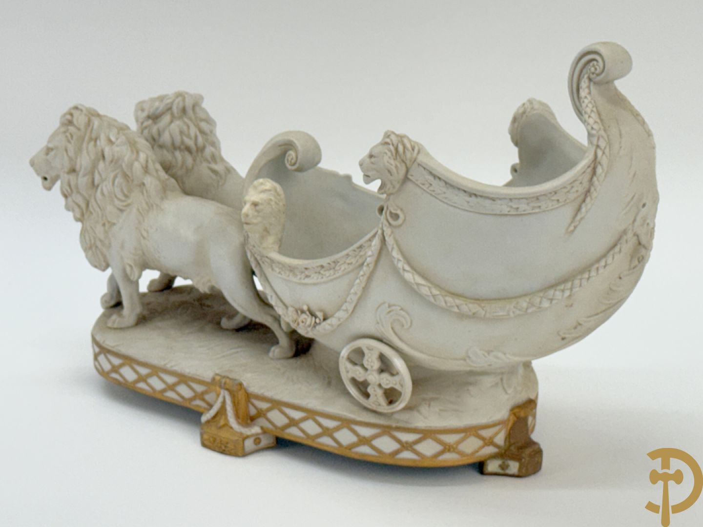 Biscuit beeld met leeuwen trekkende een open koets, getekend onderaan