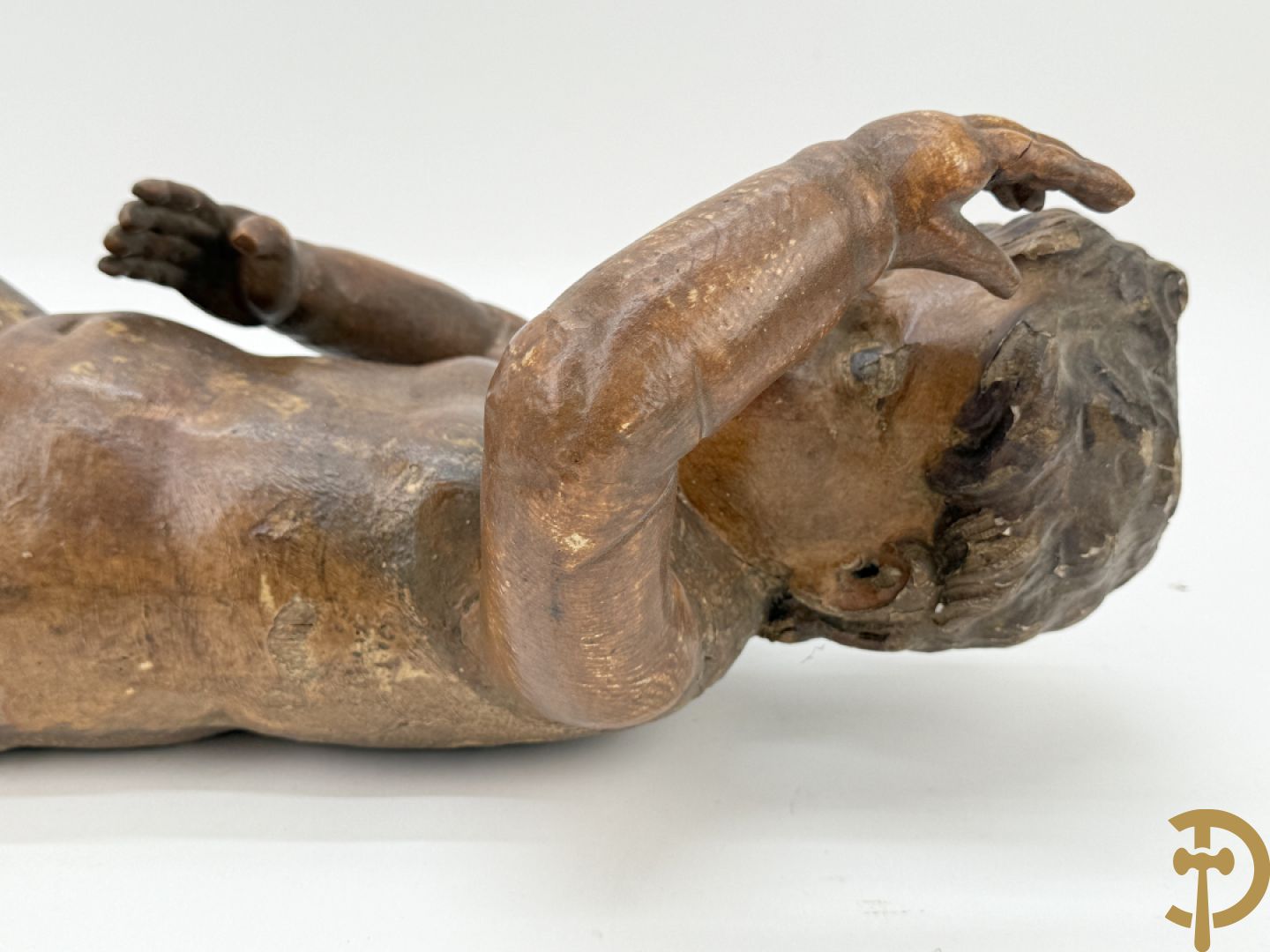 Paar houtgesculpteerde en gepolychromeerde cupido