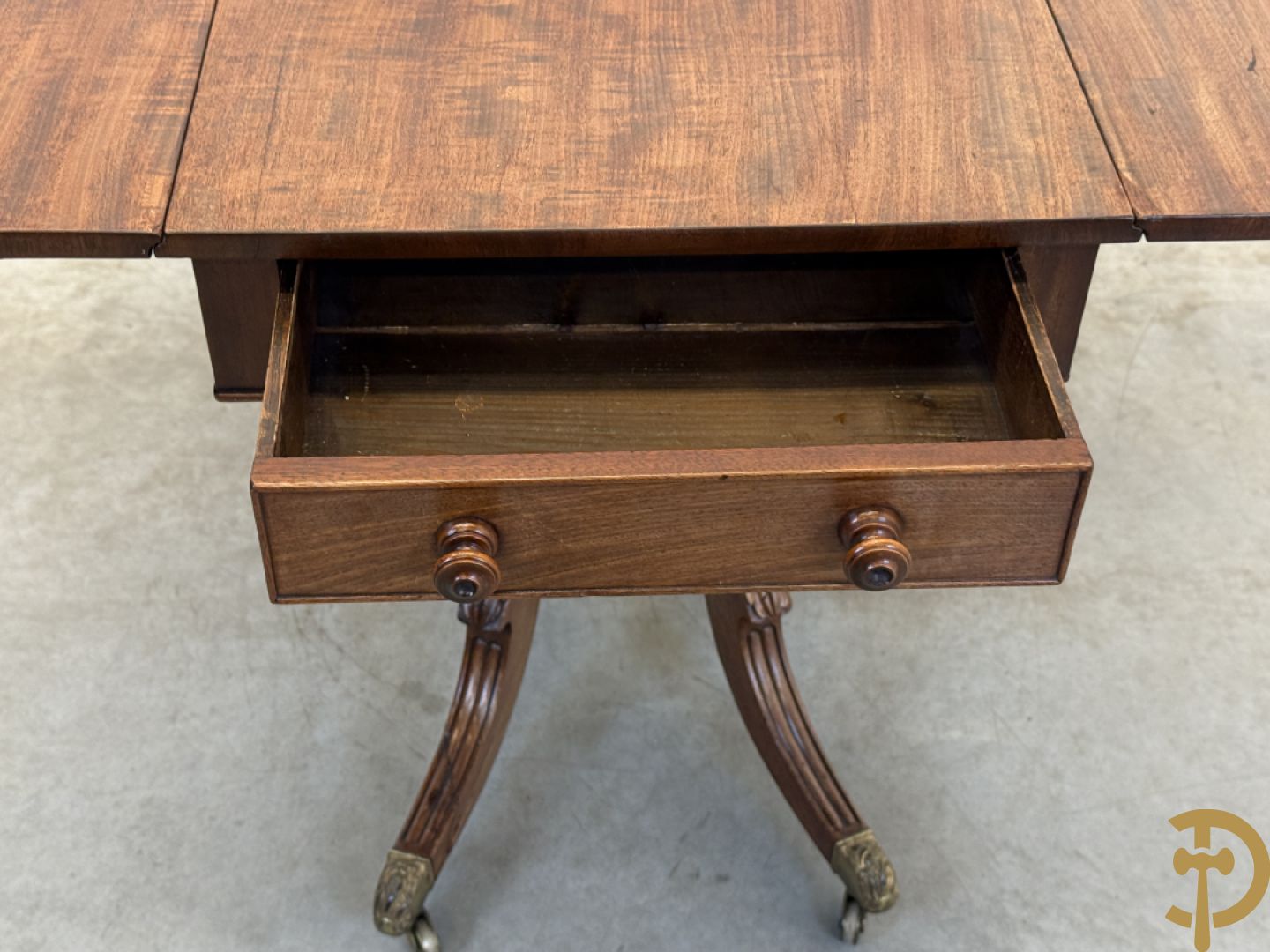 Engelse pembroketable met openflapbare zijkanten en lade - op vierpikkel