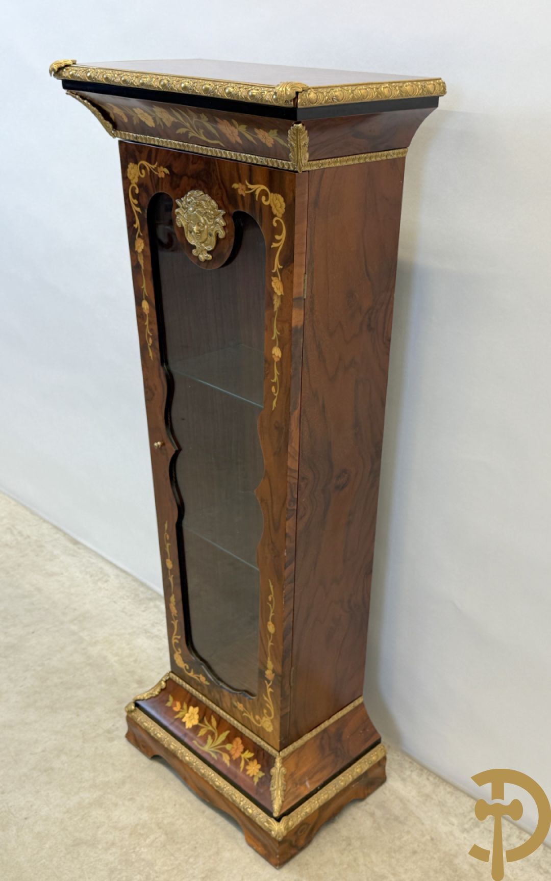 Notelaren sokkel met ingebouwde vitrine, marquetterie en bronsbelag