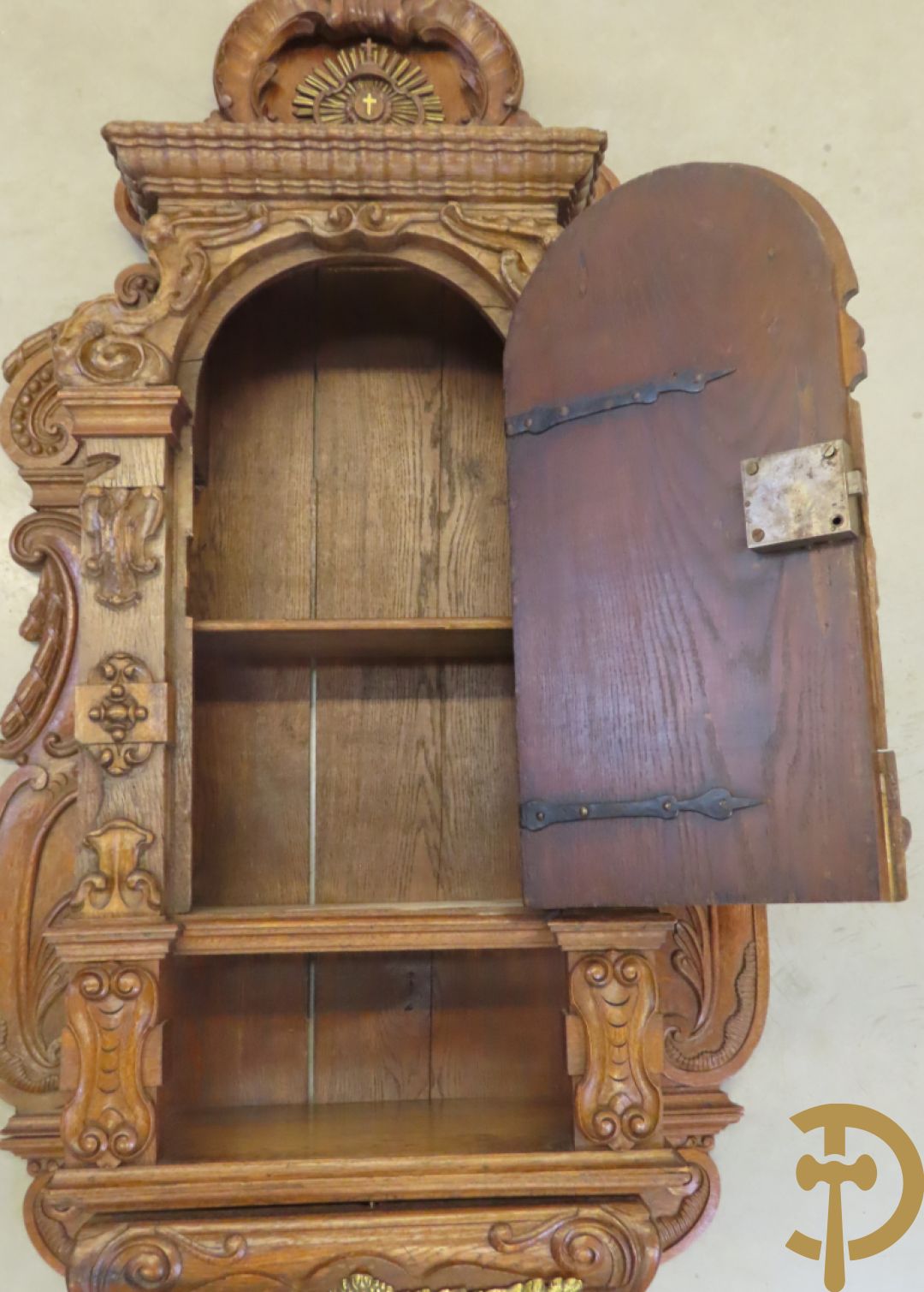 Massief eiken hangtabernakel + religieus brocaat