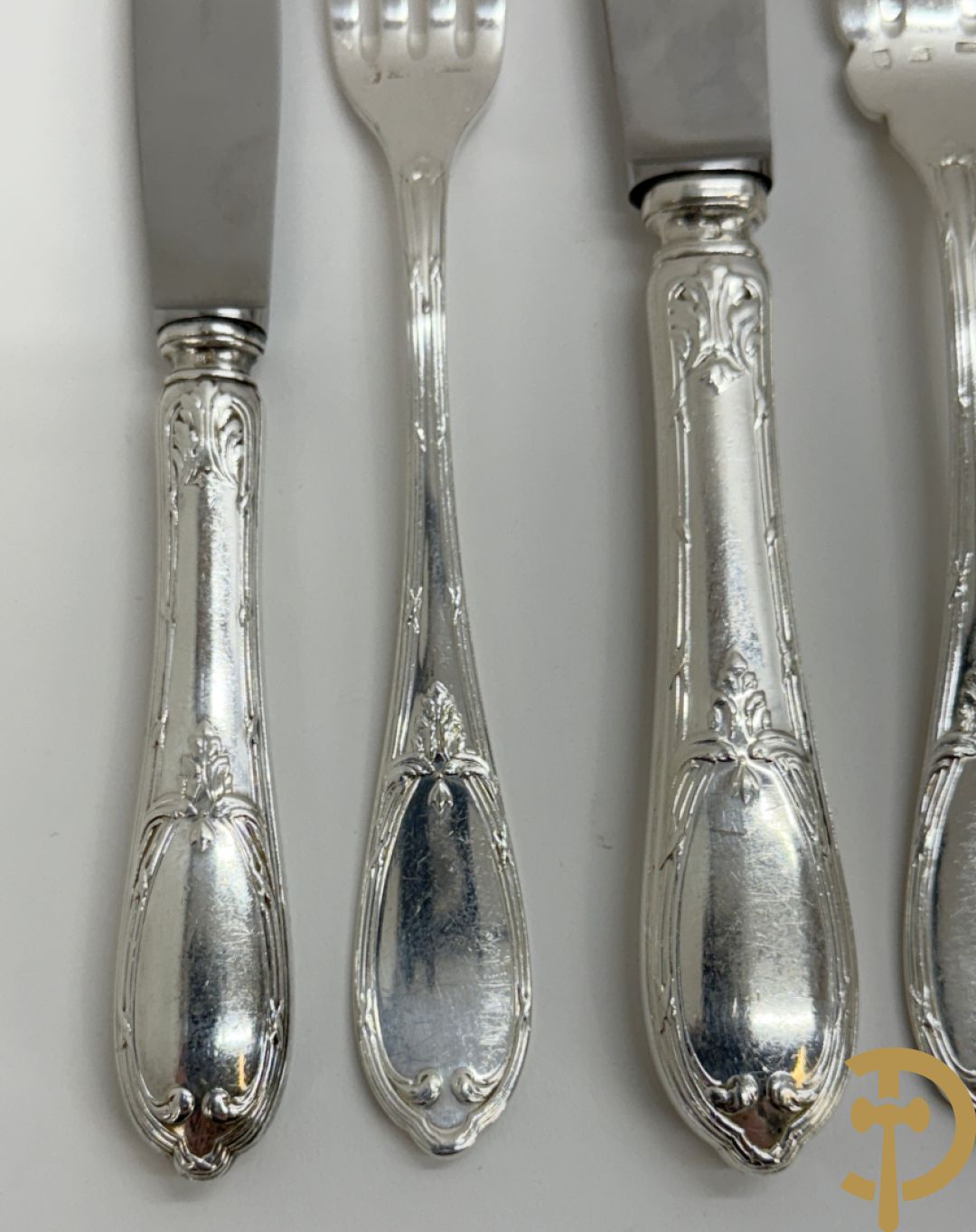 Verzilverd bestek bestaande uit 12 messen, 12 dessertlepels, 12 dessertvorken, 12 taartvorkjes, 12 dessertmessen en 12 visvorken, gemerkt Quaghebeur (Kuurne) dit alles in een in Christofle bestekkoffer ondergebracht