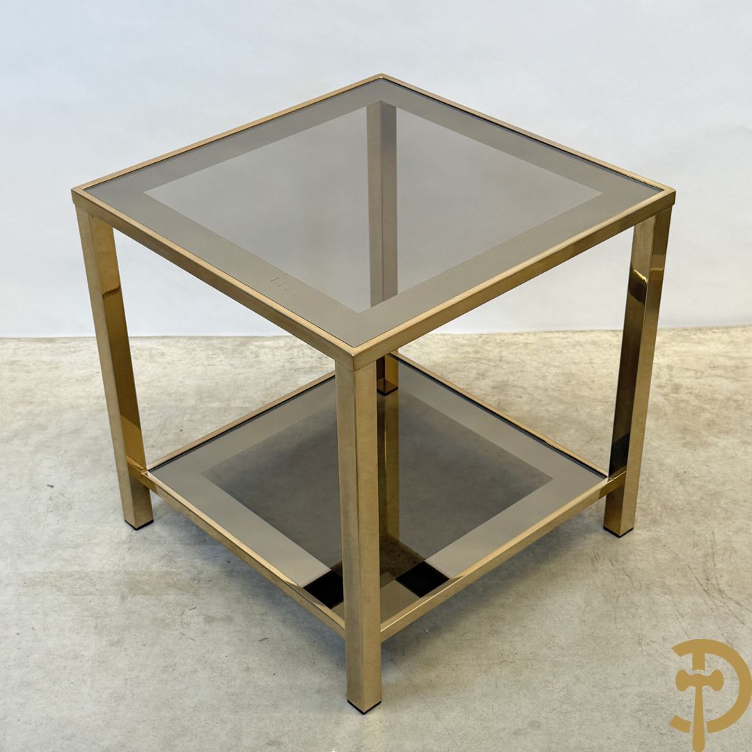 Paar koperen bout de canapé bijzettafels met afgeboord fumé/spiegelglas