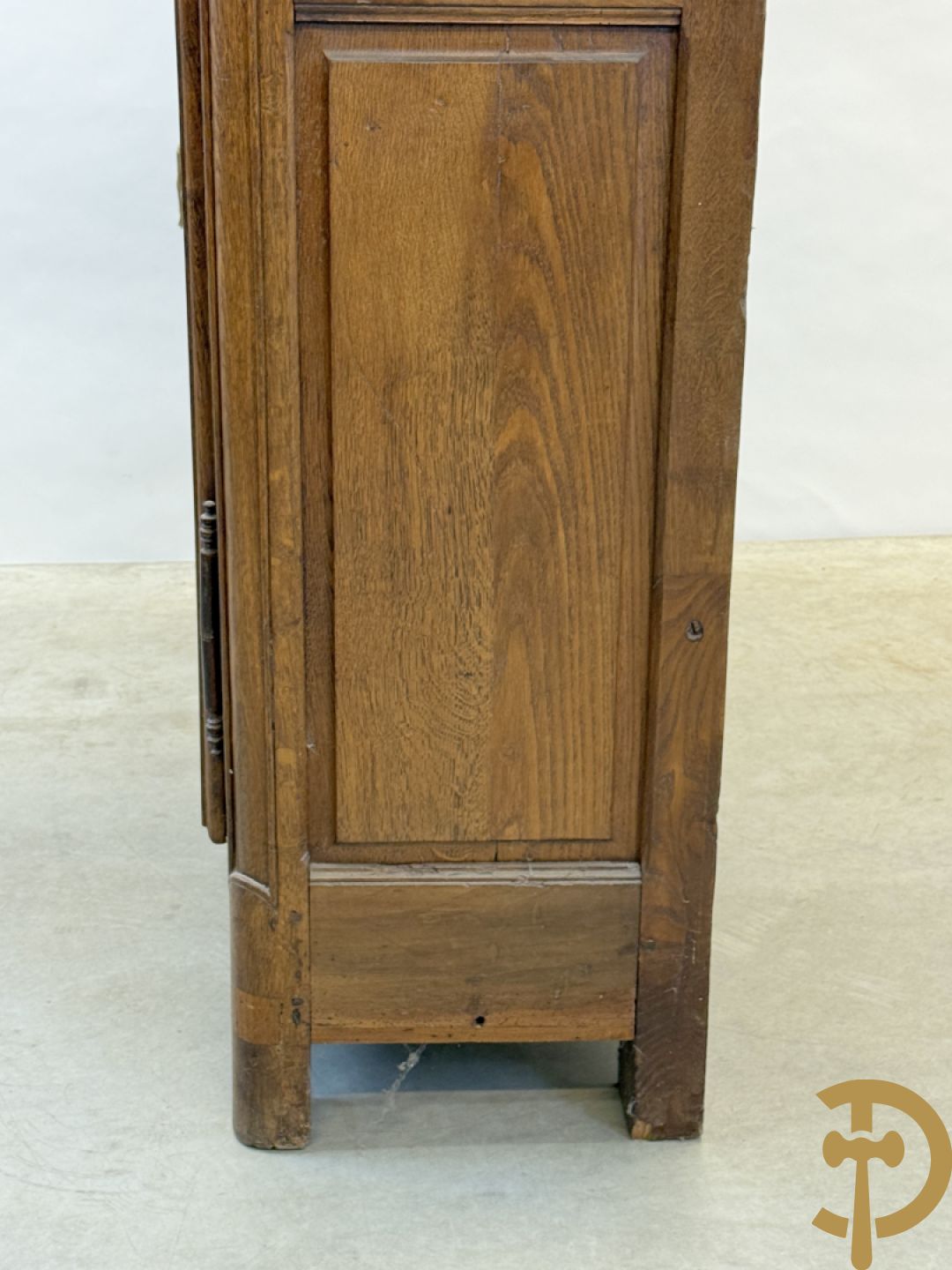 Massief eiken tweedeursdresse met gesculpteerde bloemen en afgestoken panelen in de deuren, Louis XV stijl, 19e