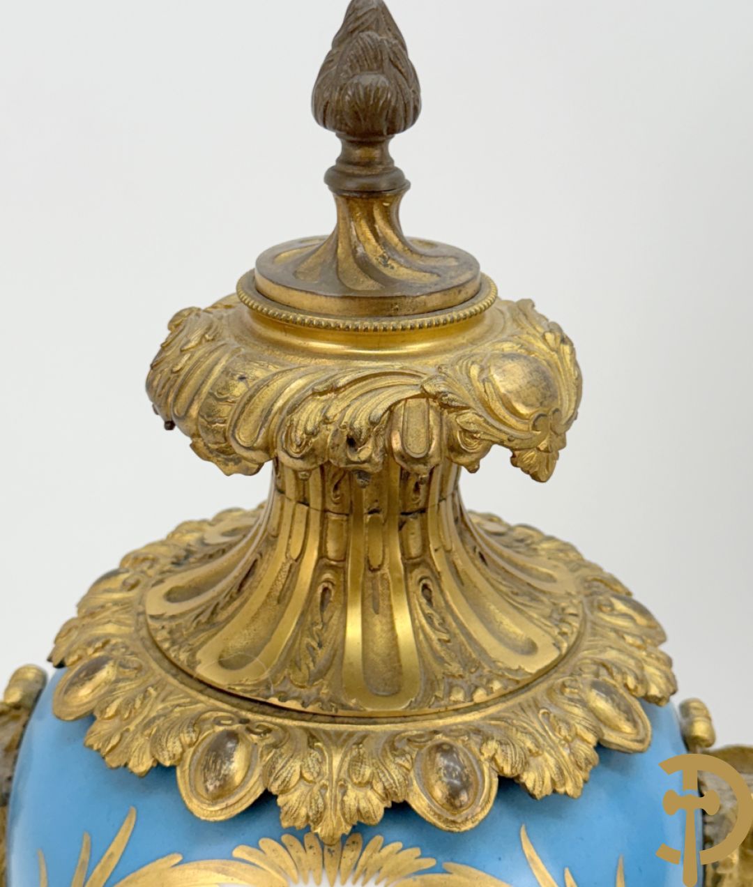 Driedelige bronzen Franse garnituur bezet met cupido