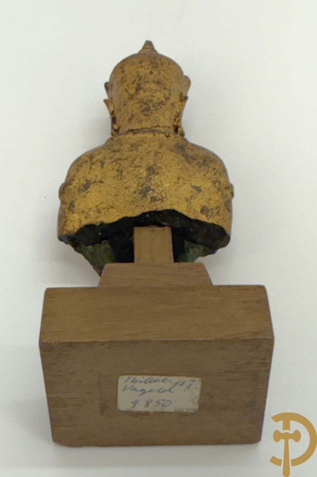 Bronzen zittende boedha in verloren was techniek + fragment van Tibetaans vergulde boedha + bronzen boedhahoofd op houten sokkel