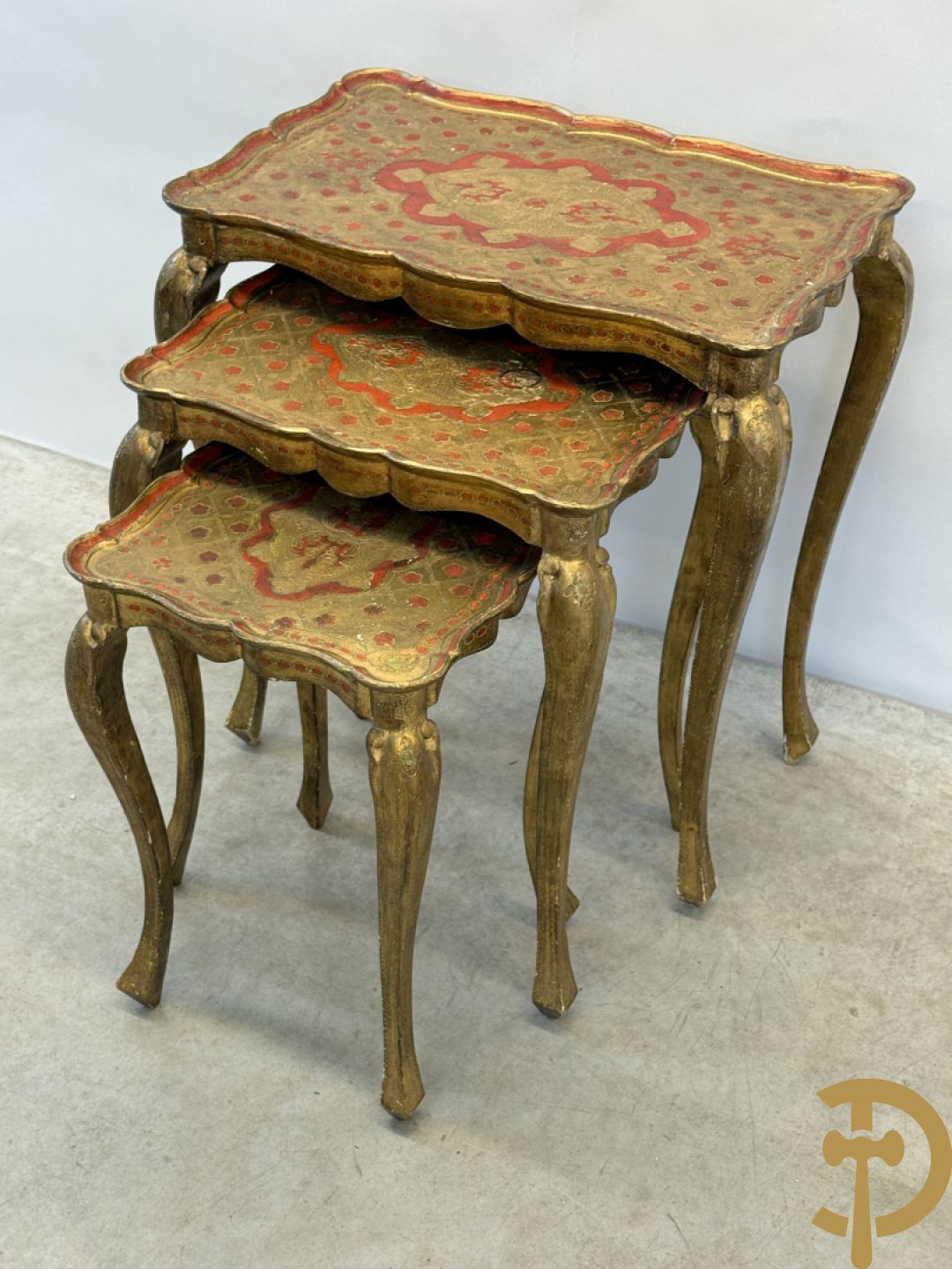 2 sets van drie vergulde Italiaanse inschuifbare bijzettafels