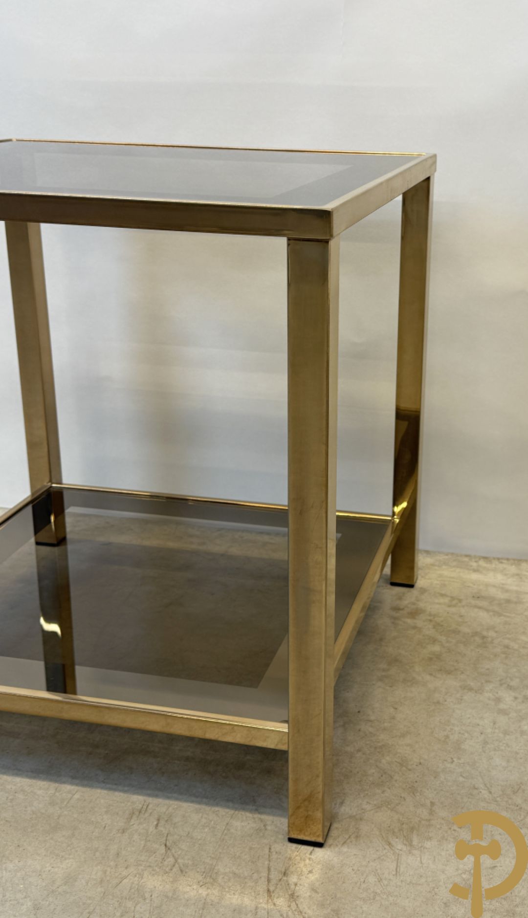 Paar koperen bout de canapé bijzettafels met afgeboord fumé/spiegelglas