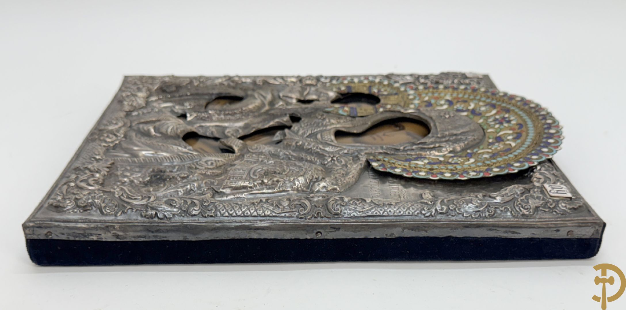 Ikoon met voorstelling van Madonna met kind en verzilverde rizza bezet met email