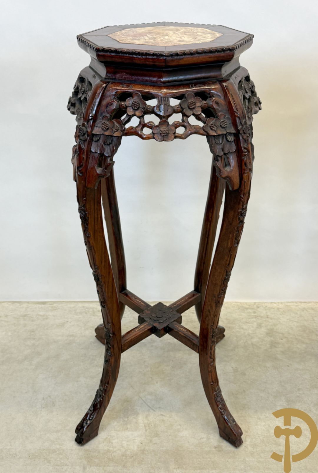 Paar hoge achthoekige Chinese sokkels met bloemensculptuur