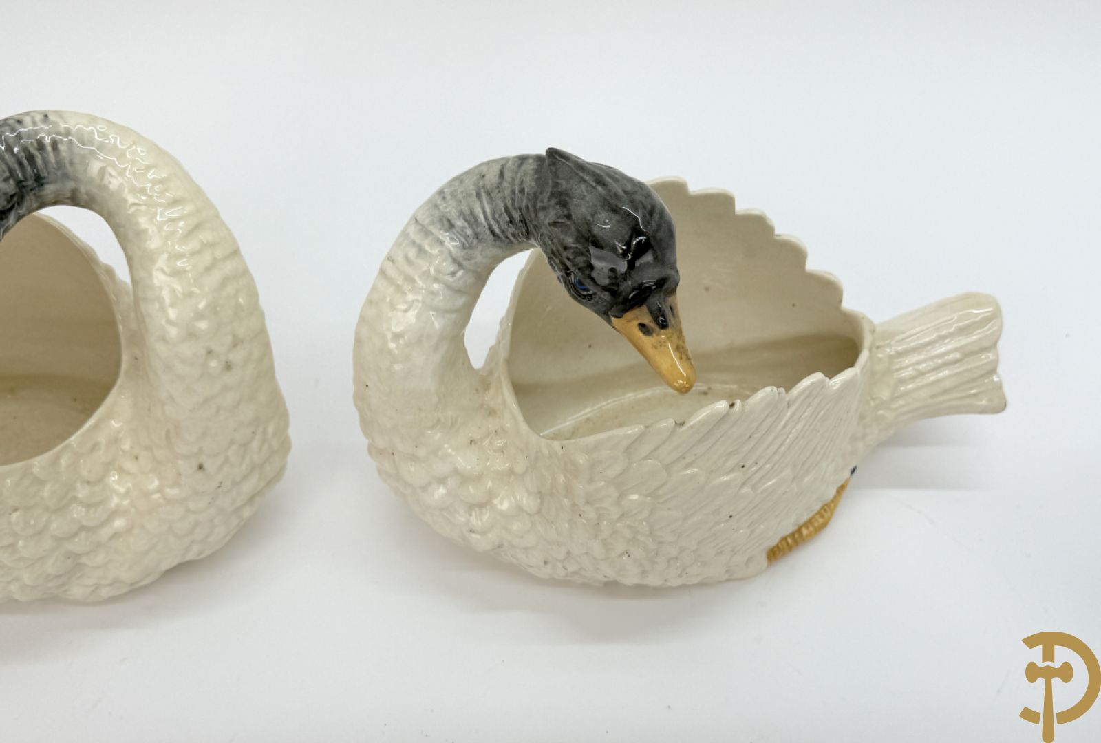 Varia porselein en keramiek : paar jardinières met zwanen, apothekerspot, 2 schenkkannen Franklin Mint en vaas Hutschenreuter