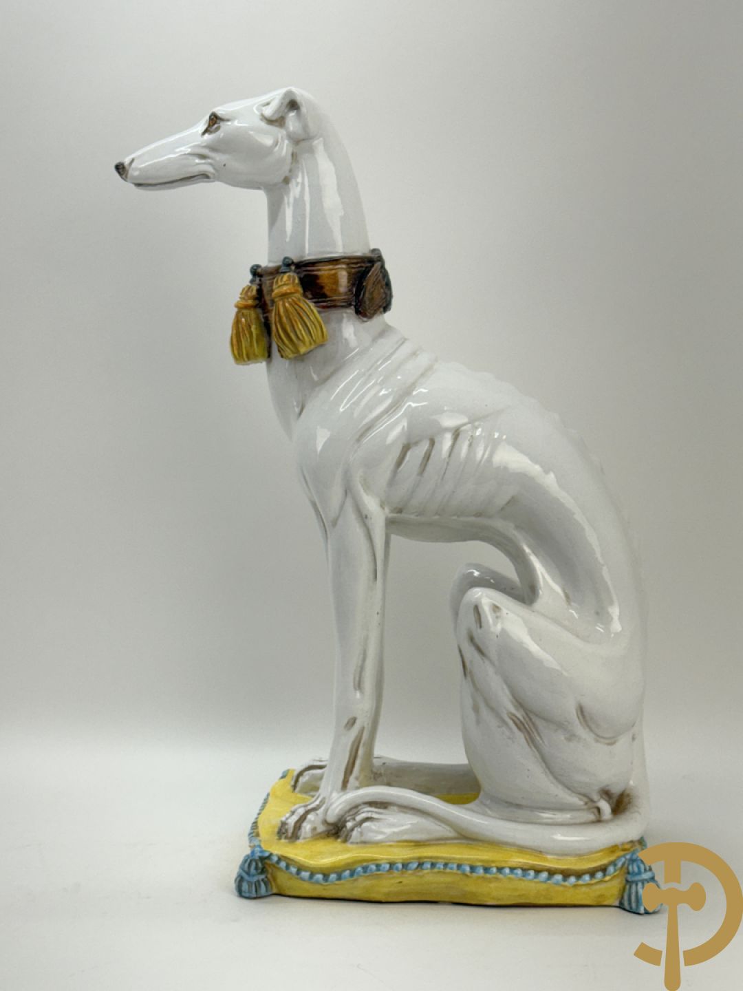 Italiaanse keramieken neergezeten witte windhond op kussen