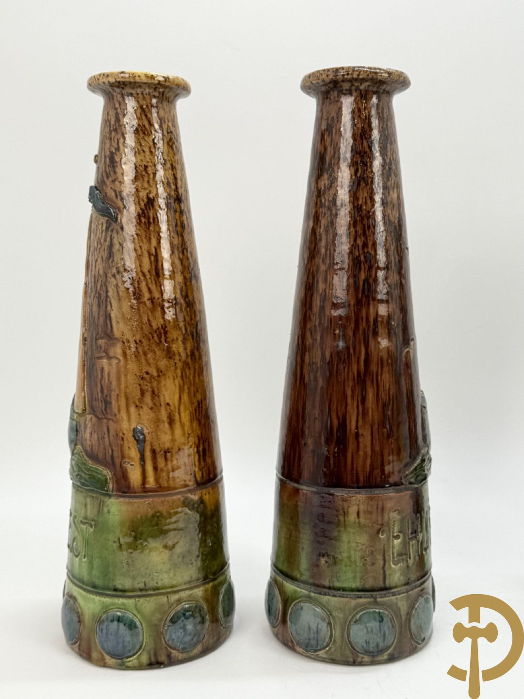 Paar Vlaamse aardewerken vazen met zeilboten 