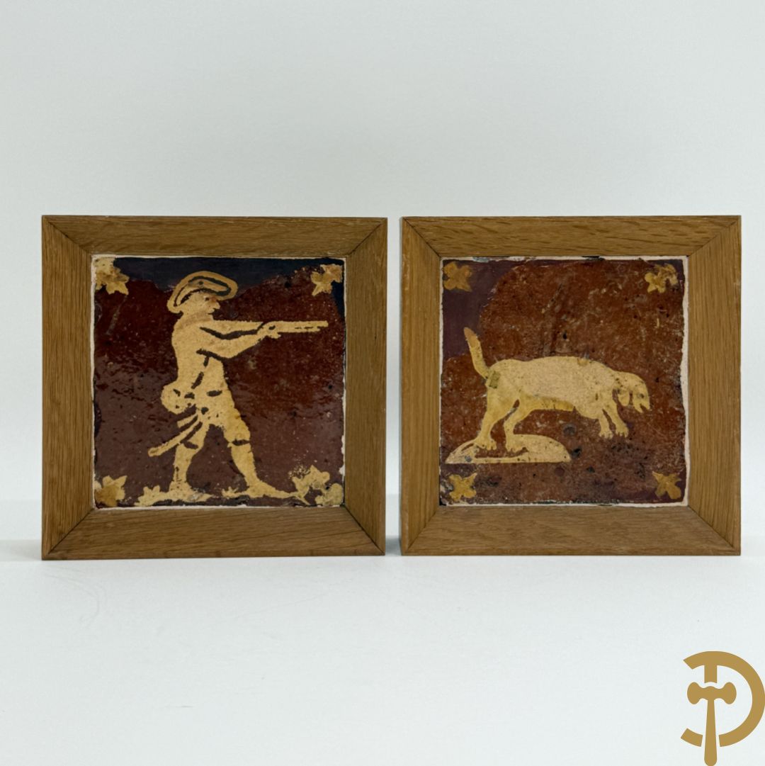 Paar 18e Vlaamse tegels met jager en hond ingelijst in kader