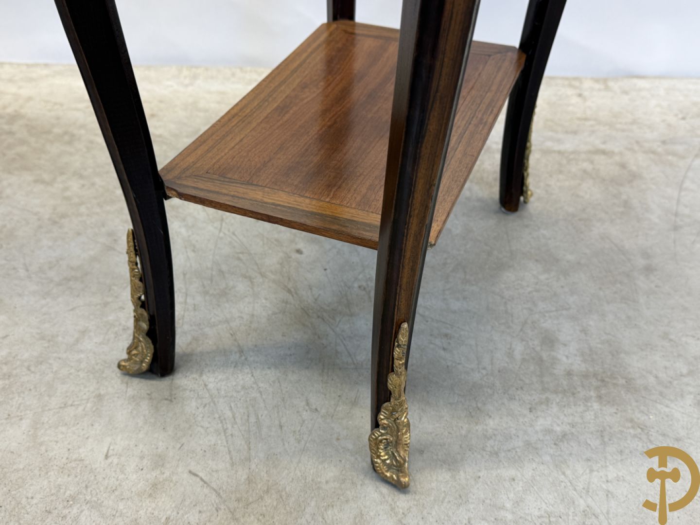 Paar notelaren bijzettafels met 2 lades en étagère, bovenaan met geparketteerd blad