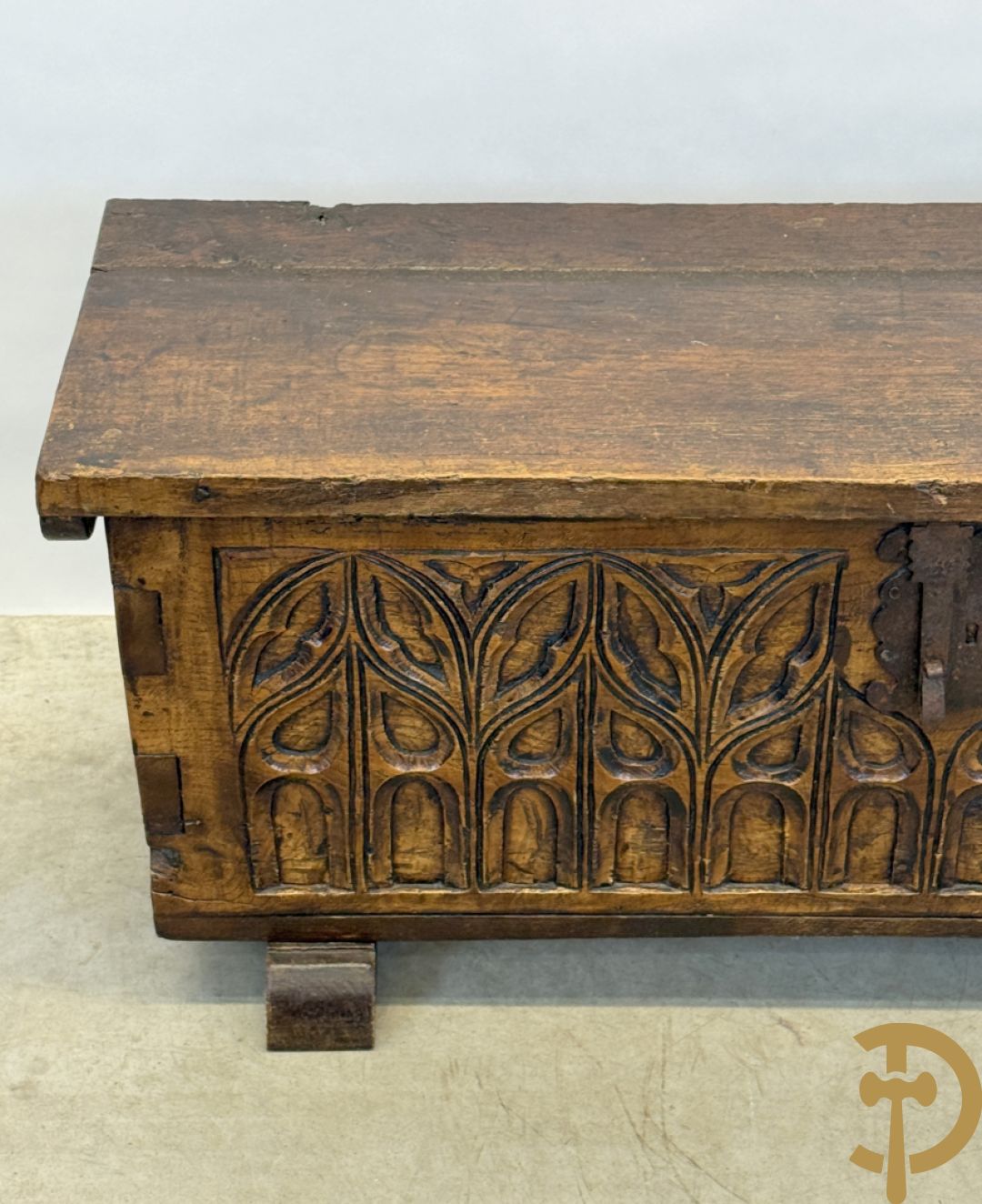 Spaanse rustieke koffer met ijzersmeedwerk en gotische ornamenten