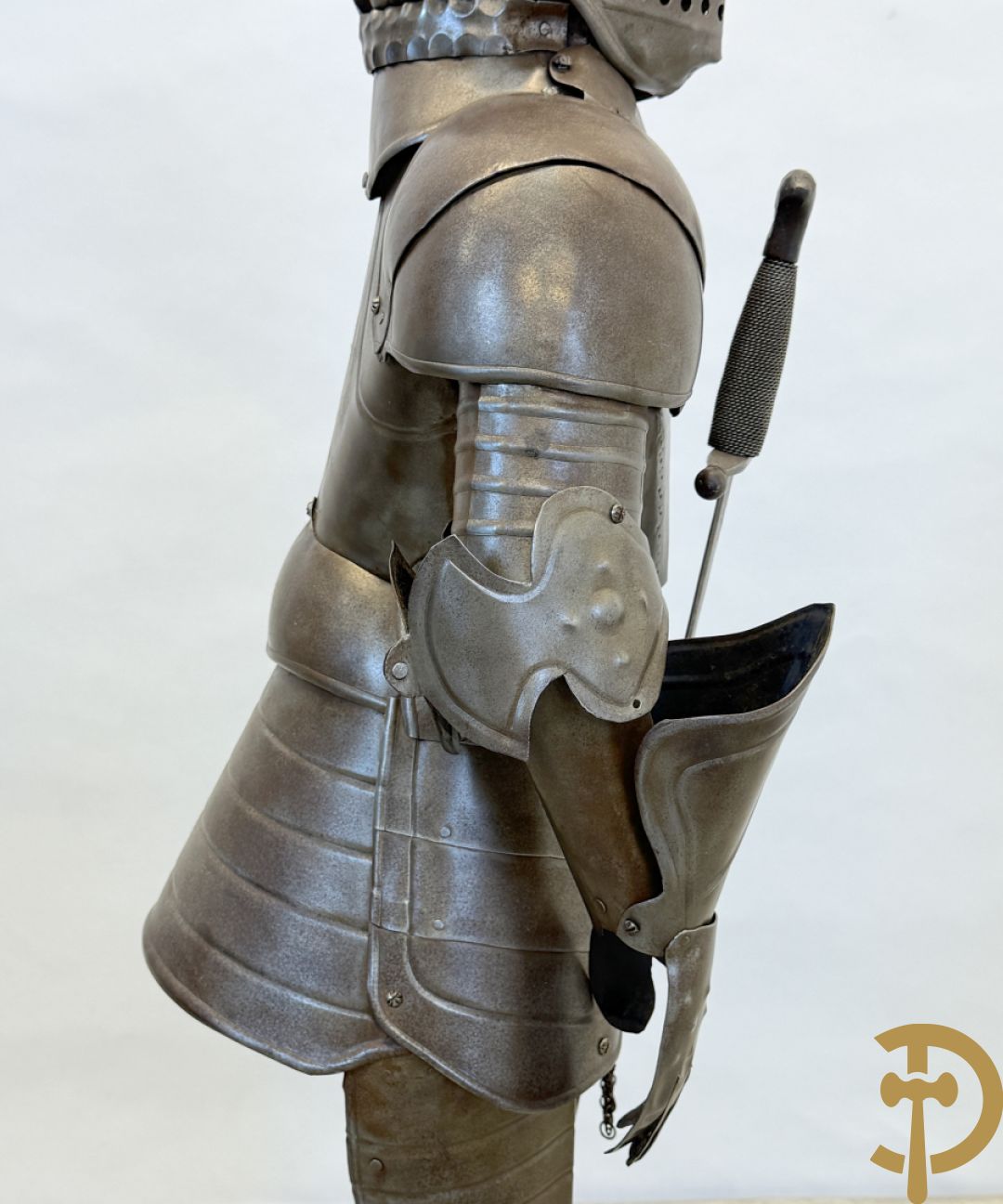 Decoratief plaatstalen ridderharnas met zwaard op marmeren voet