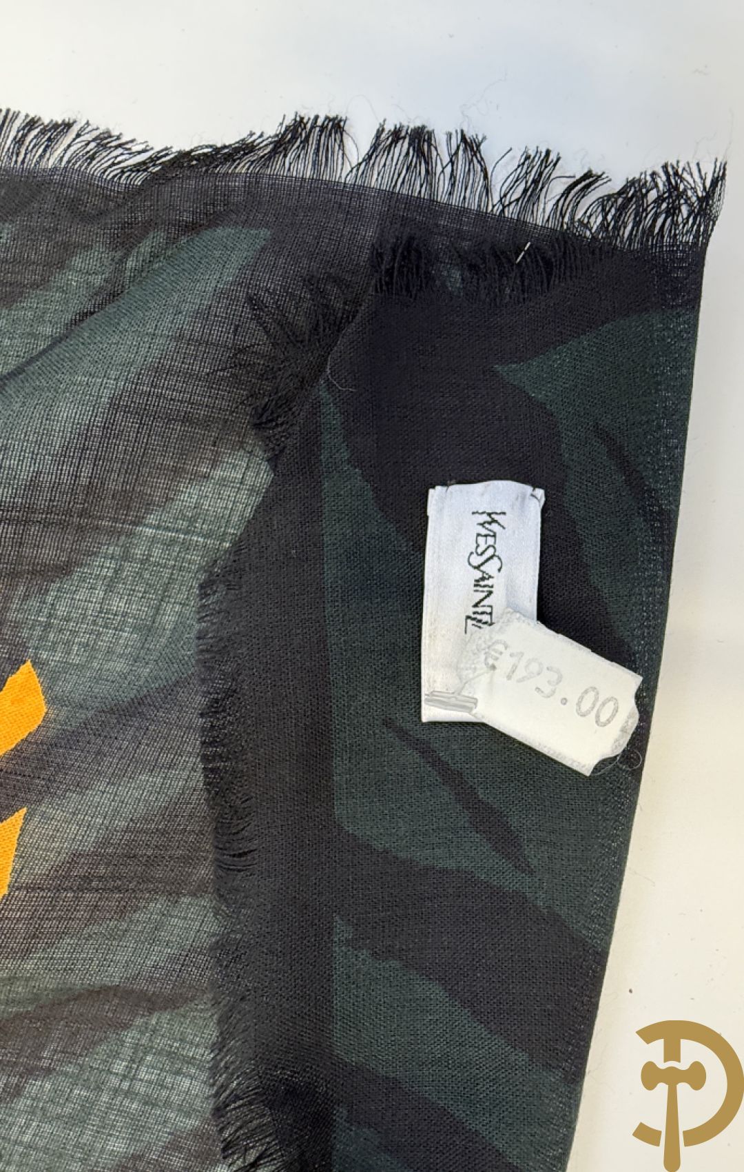 Vier foulards Yves Saint Laurent (nooit gedragen komt uit winkel restant)