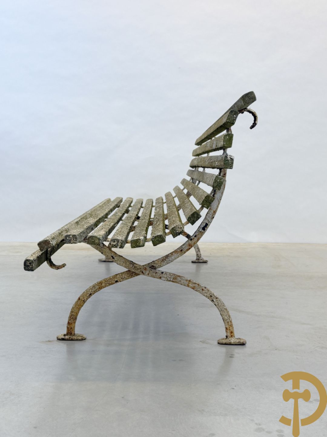 Tuinbank met houten latjes op ijzeren chassis