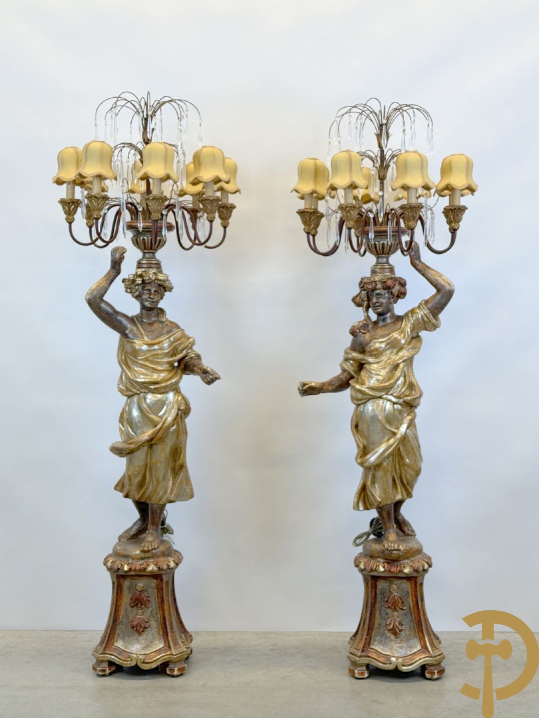 Paar gepolychromeerde dames op sokkel, bekroond met achtarmige kandelaar met lichtpunten en bellen, Italiaans, jaren 