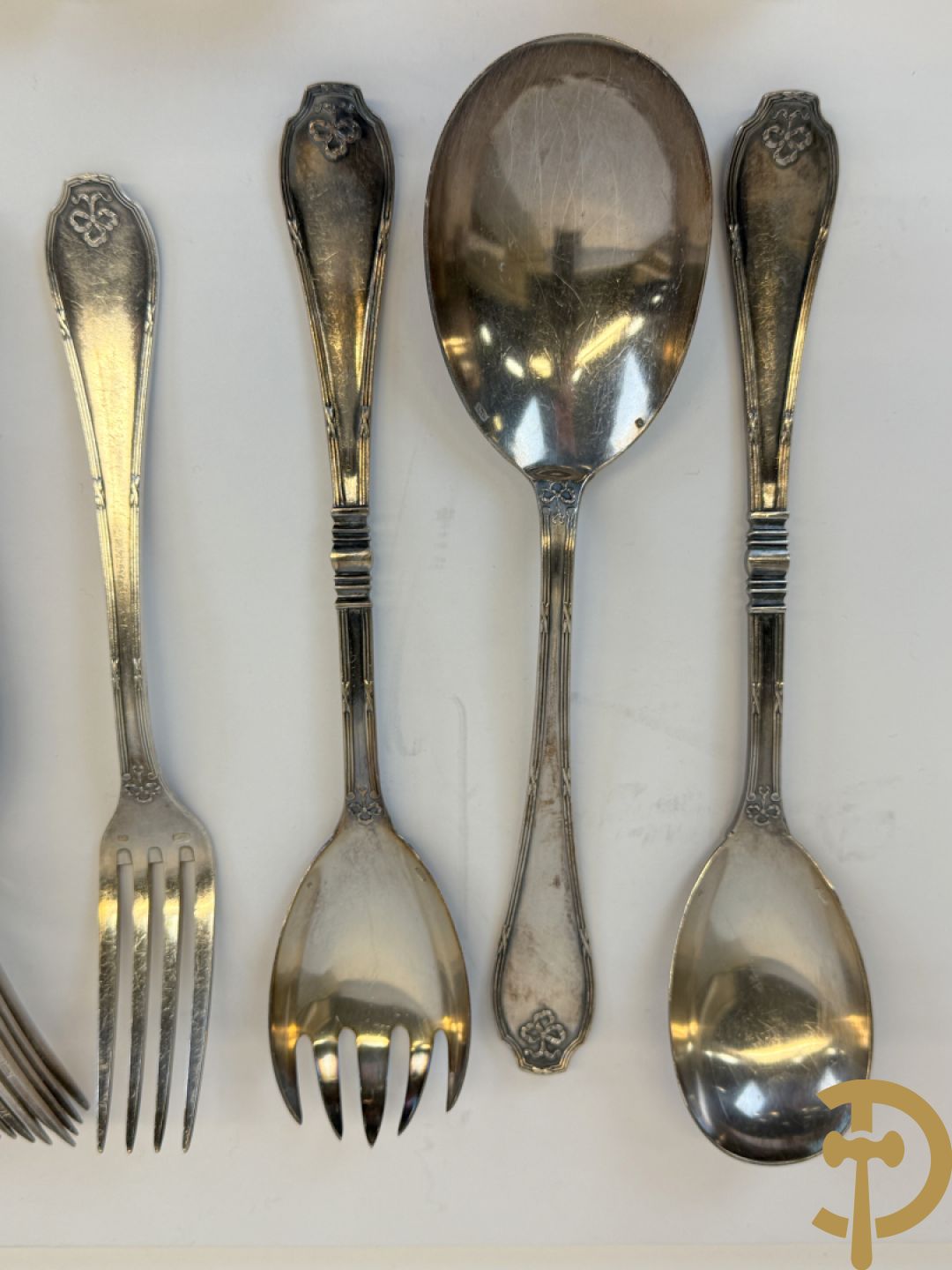 Verzilverd bestek Wiskemann met Louis XVI motieven+ verzilverde groentenkom Wiskemann