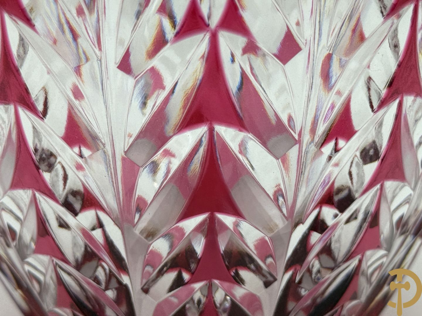 Rood gekleurde handgeslepen Val-Saint-Lambert vaas