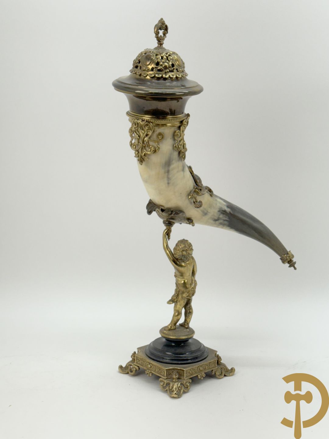 Hoorn met bronzen ornamenten gedragen door bronzen cupido