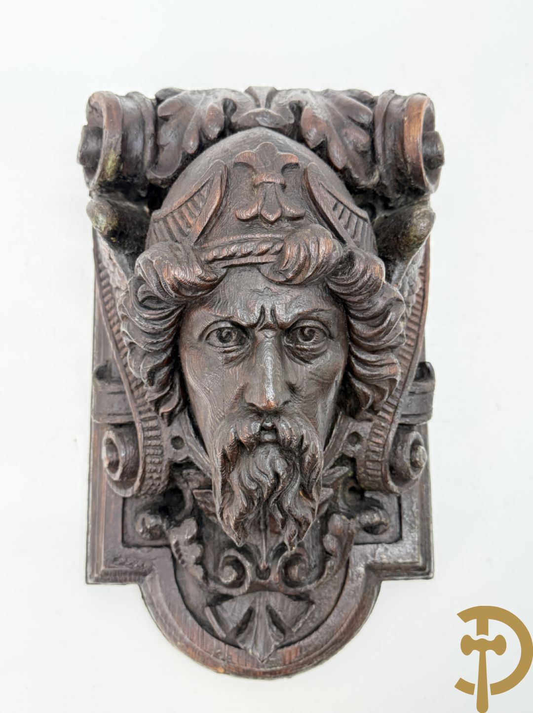 Paar muurhoeksteunen van hout met gesculpteerde hoofden man en vrouw