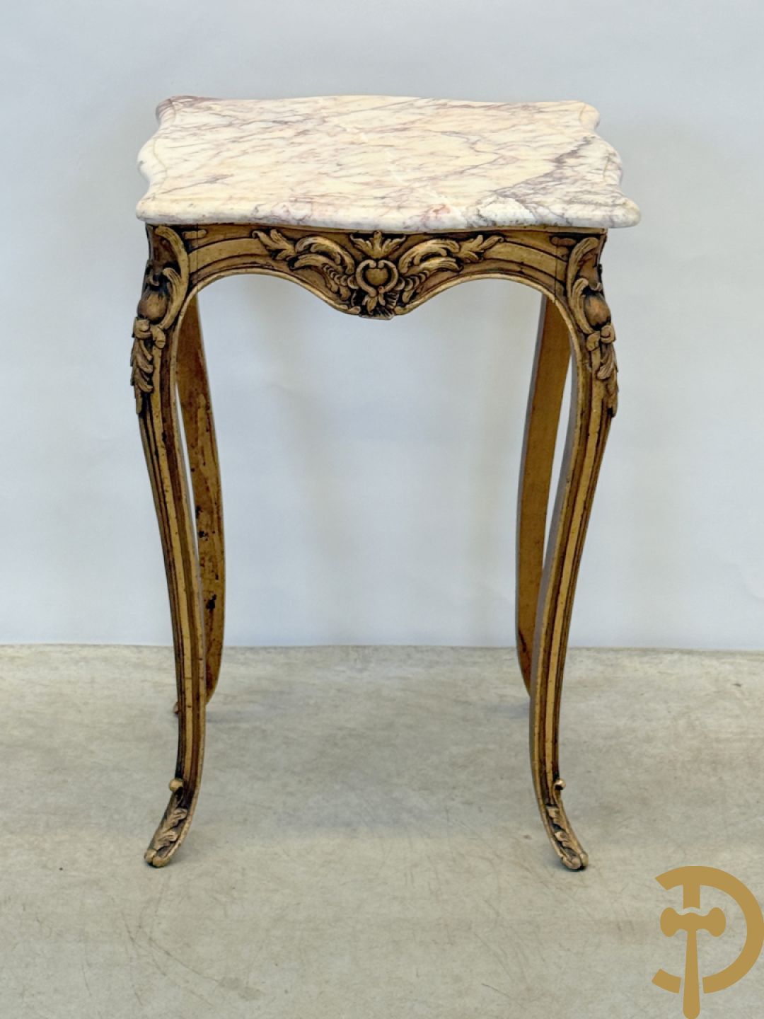 Vergulde bijzettafel met wit marmeren blad op voluutvormige poten, Louis XV stijl