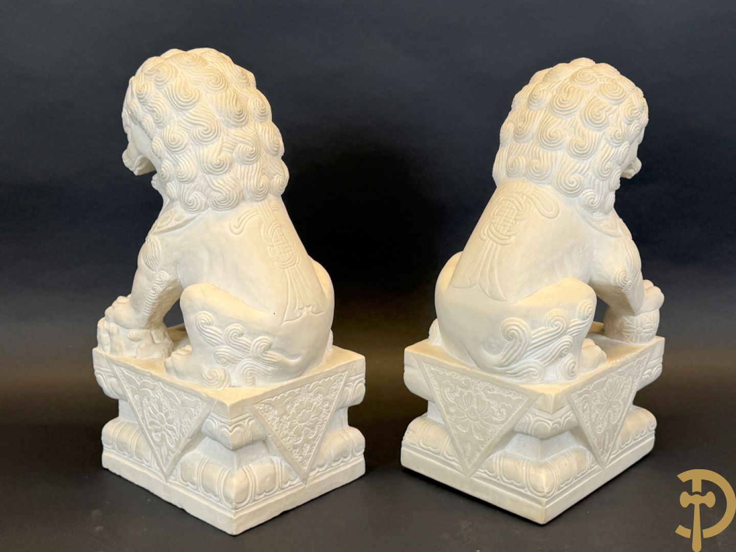 Paar handgesculpteerde marmeren fo-honden