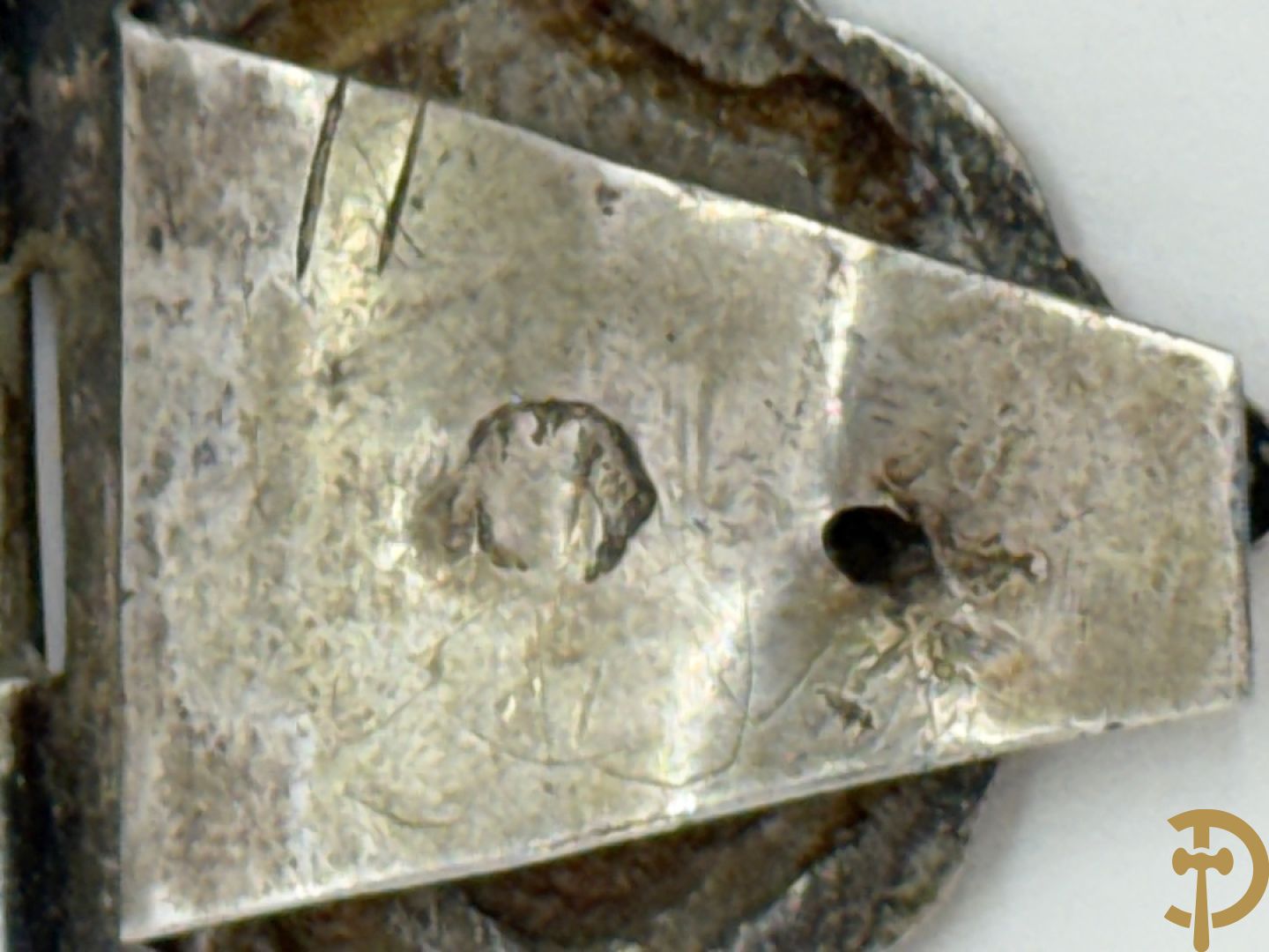 Massief zilveren collectenbus, 2 statieplakkettes, 2 slotjes van boek, wapenschild, penning