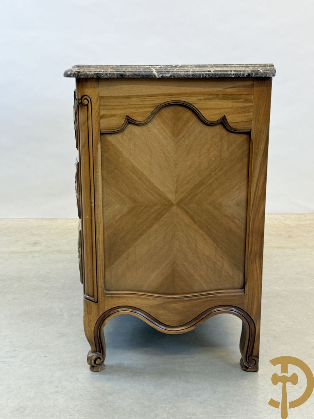 Notelaren drieladencommode met accanthusranken en rocailles, met marmeren blad, op voluutvormige poten