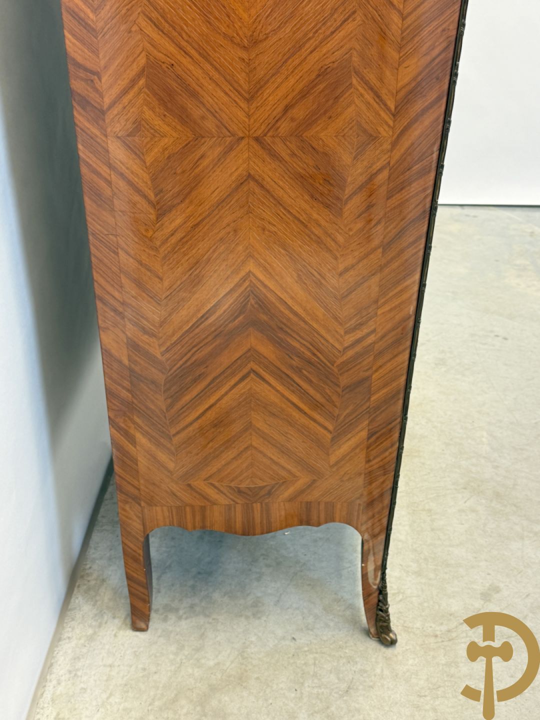 Notelaren zevenladenkast met bloemenmarquetterie en bronzen ornamenten, bovenaan met marmeren blad